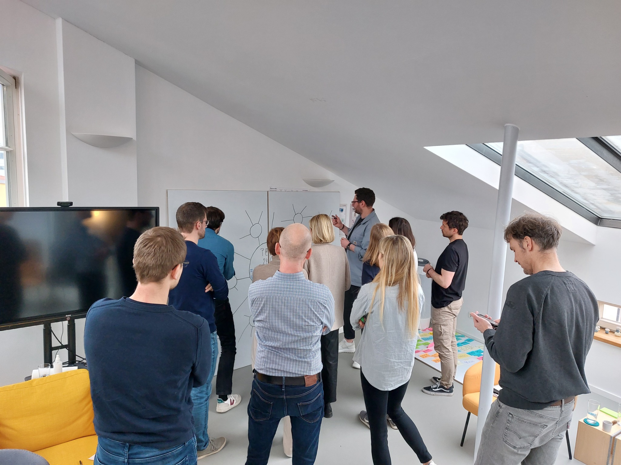 Menschen im gemeinsamen Zukunftsworkshop